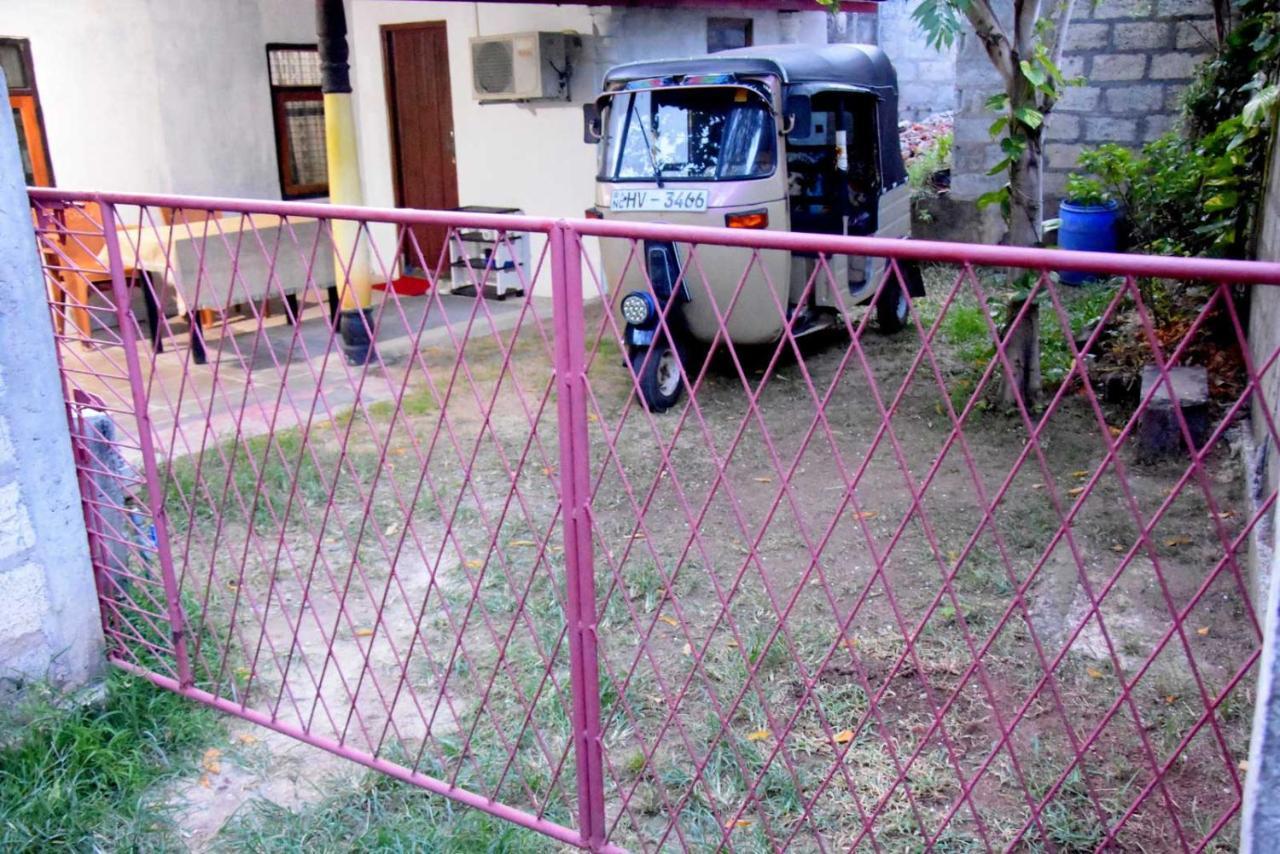 Meera Homestay & Guest House Anuradhapura Exteriör bild