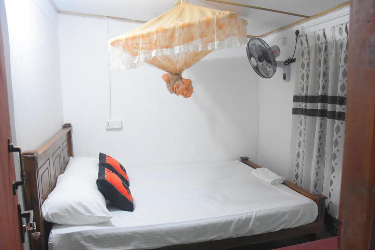 Meera Homestay & Guest House Anuradhapura Exteriör bild